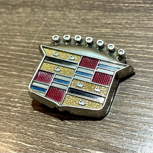 VINTAGE CADILLAC Trunk Lid Cover Emblem Metal Badge 2” No. 9724504 - Picture 1 of 5